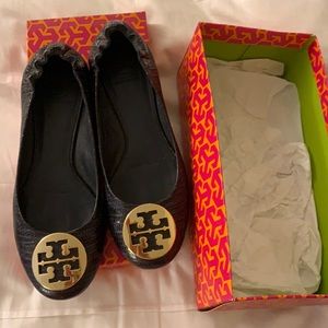 Tory Burch Reva lizard navy and gold. Size 10